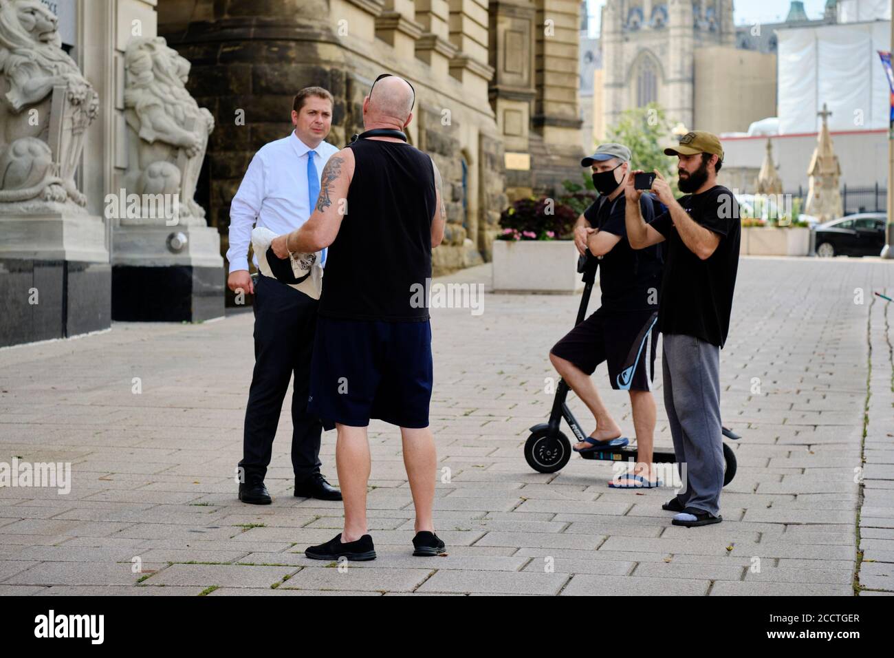 Andrew Scheer, chef sortant de l'opposition, et du PCC parlant avec un citoyen à Ottawa après une entrevue à la télévision, jour après l'élection du nouveau chef Banque D'Images