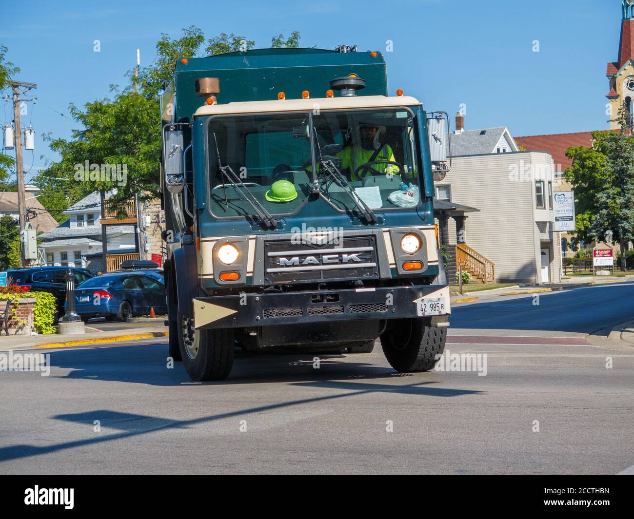 Camion à ordures incliné dans les virages. Forest Park, Illinois. Banque D'Images