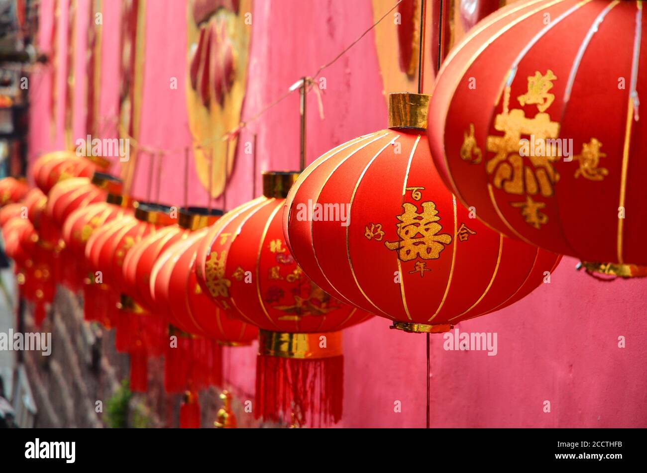 Fenghuang, Chine - 15 mai 2017 : lanternes dans la rue près du temple de Fenghuang Banque D'Images
