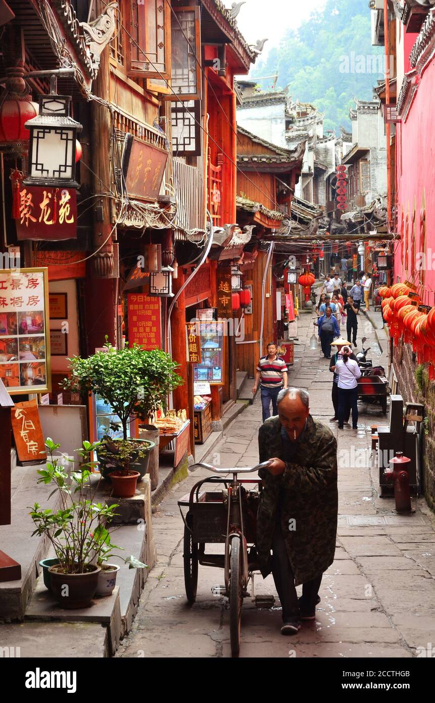 Fenghuang, Chine - 15 mai 2017 : personnes marchant dans la rue dans la ville de Phoenix Fenghuang Banque D'Images