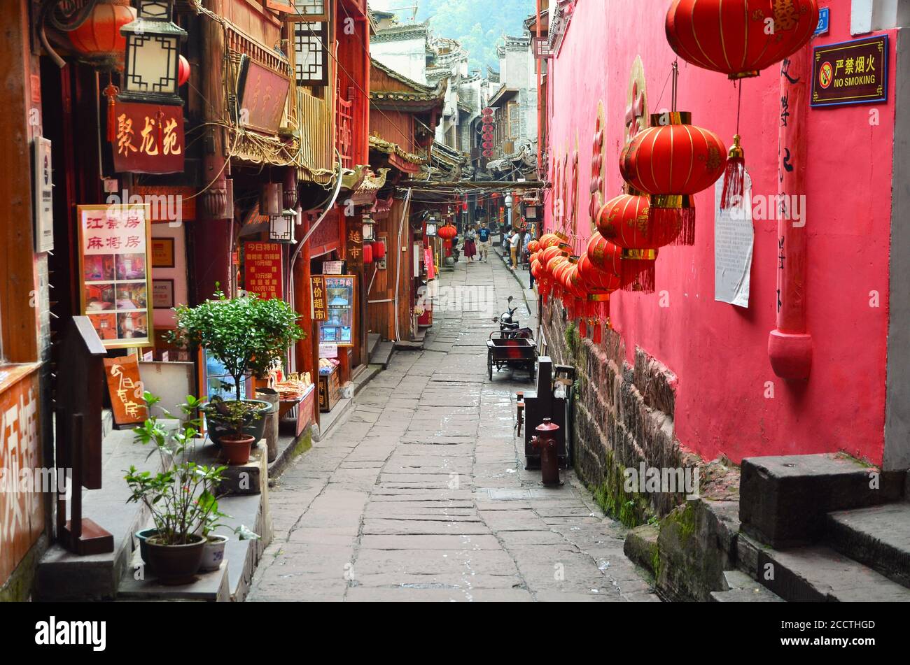 Fenghuang, Chine - 15 mai 2017 : personnes marchant dans la rue dans la ville de Phoenix Fenghuang Banque D'Images