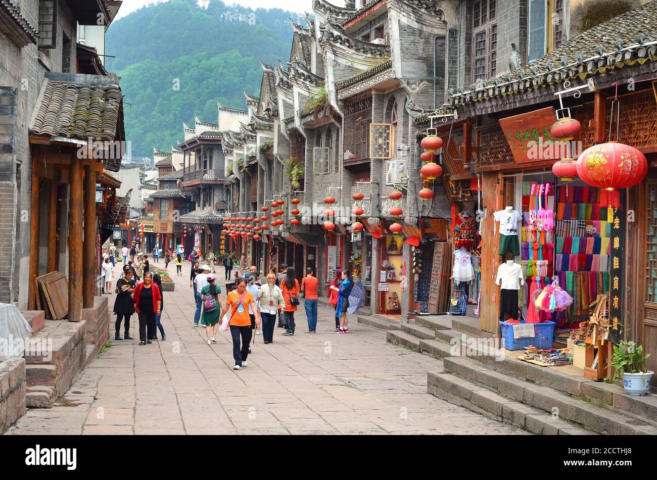 Fenghuang, Chine - 15 mai 2017 : personnes marchant dans la rue dans la ville de Phoenix Fenghuang Banque D'Images
