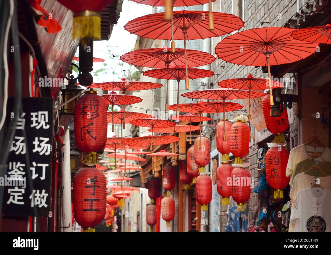 Fenghuang, Chine - 15 mai 2017 : la décoration d'un parapluie rouge dans les rues de la vieille ville de Fenghuang (ville ancienne de Phoenix). Banque D'Images