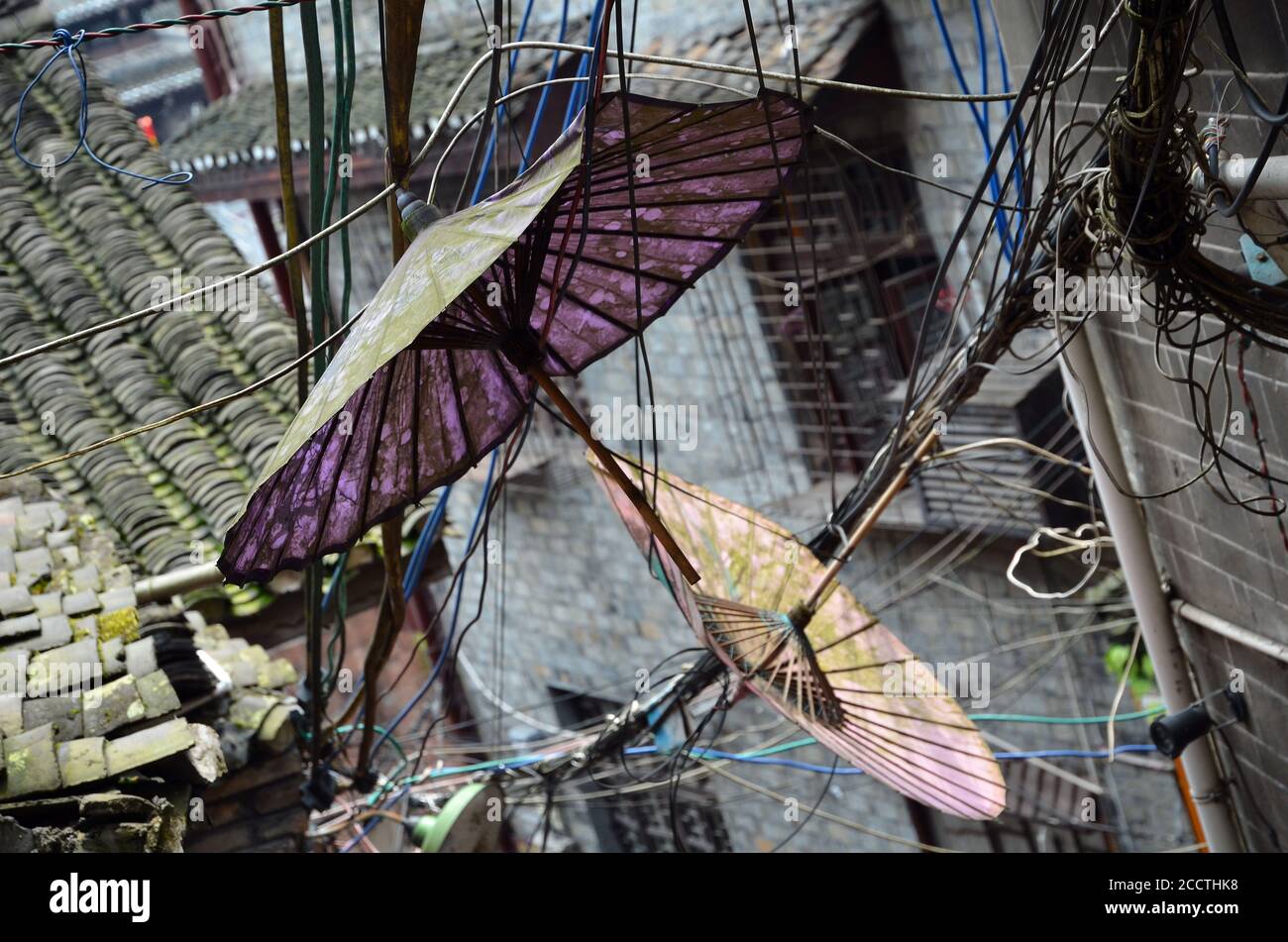 Fenghuang, Chine - 15 mai 2017 : la décoration d'un parapluie rouge dans les rues de la vieille ville de Fenghuang (ville ancienne de Phoenix). Banque D'Images