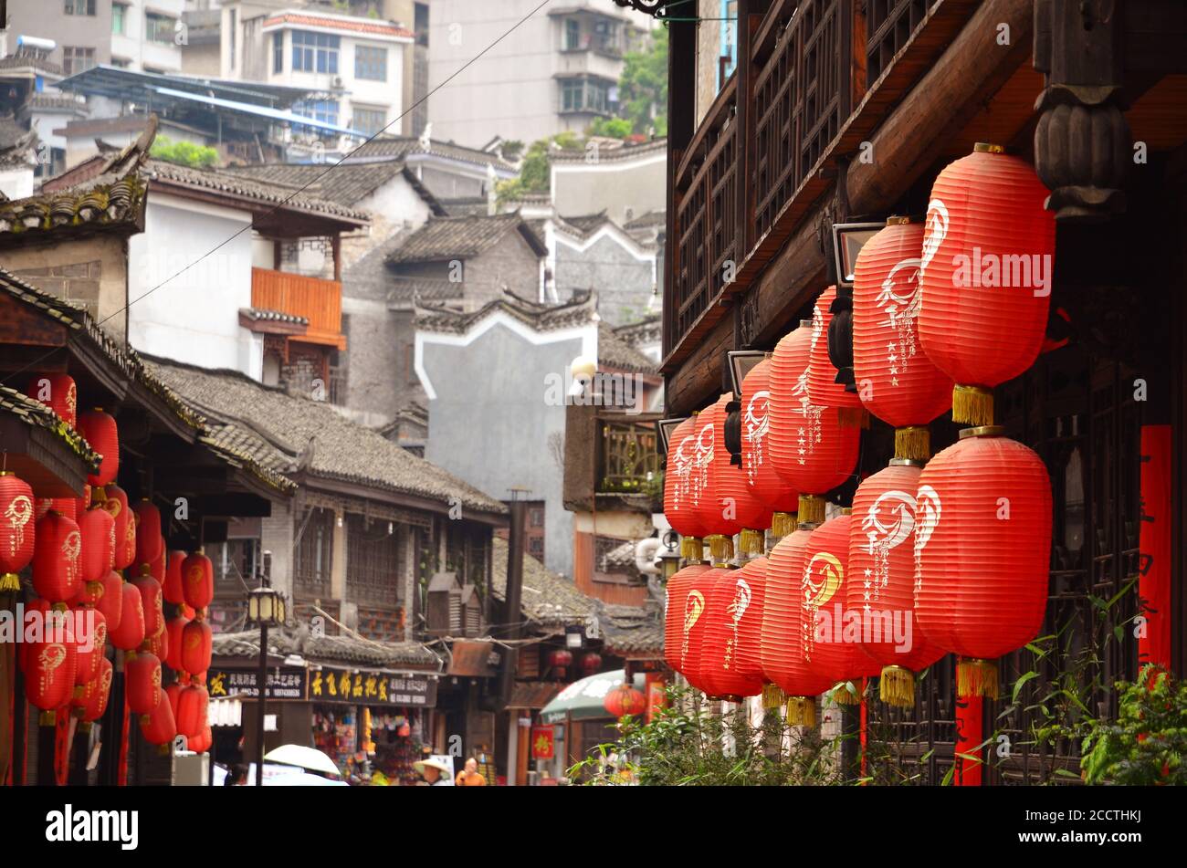 Fenghuang, Chine - 15 mai 2017 : la décoration d'un parapluie rouge dans les rues de la vieille ville de Fenghuang (ville ancienne de Phoenix). Banque D'Images