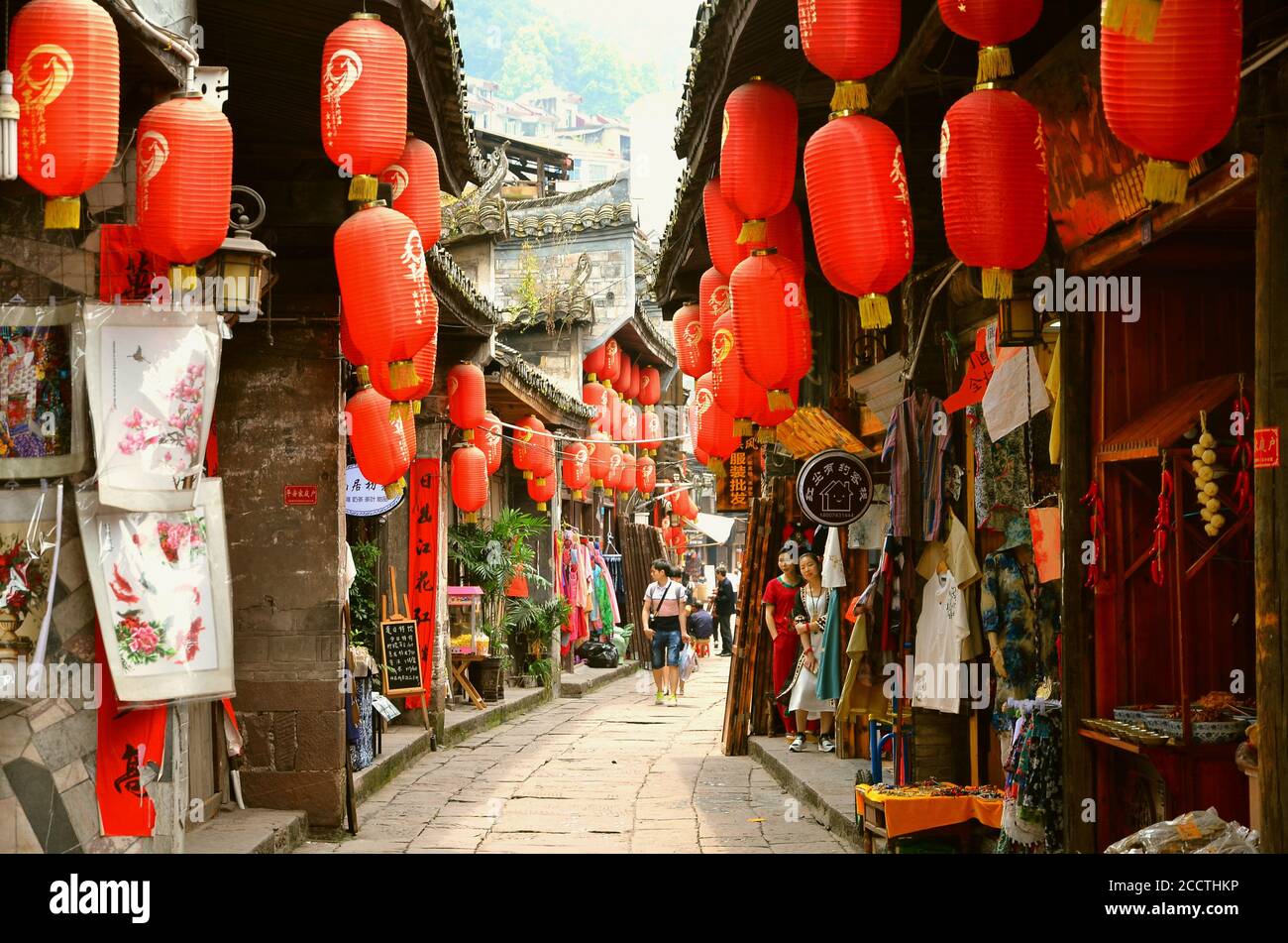 Fenghuang, Chine - 15 mai 2017 : la décoration d'un parapluie rouge dans les rues de la vieille ville de Fenghuang (ville ancienne de Phoenix). Banque D'Images