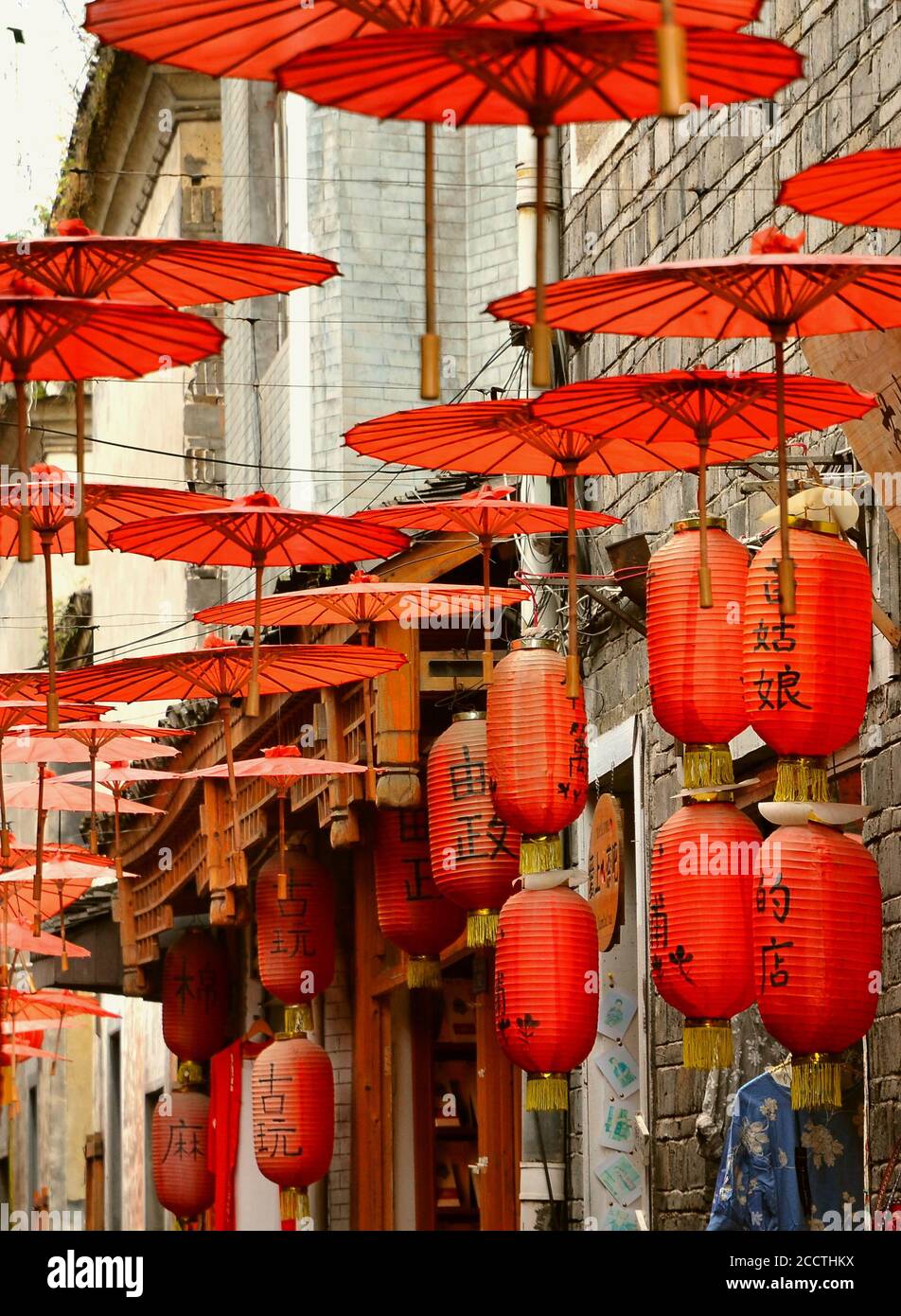 Fenghuang, Chine - 15 mai 2017 : la décoration d'un parapluie rouge dans les rues de la vieille ville de Fenghuang (ville ancienne de Phoenix). Banque D'Images