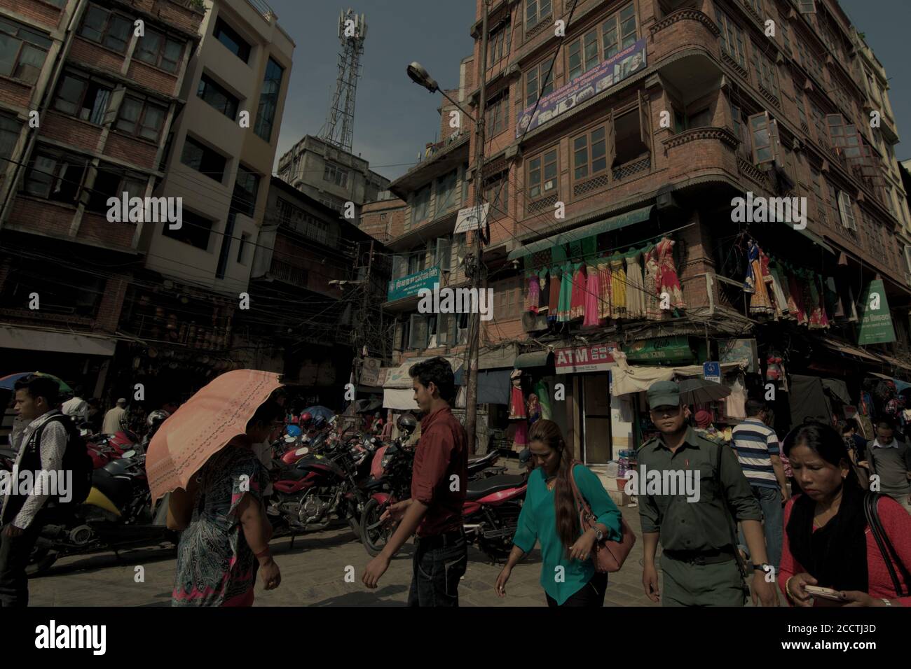 Personnes marchant dans la zone commerçante de Thamel, Katmandou, Népal. Banque D'Images