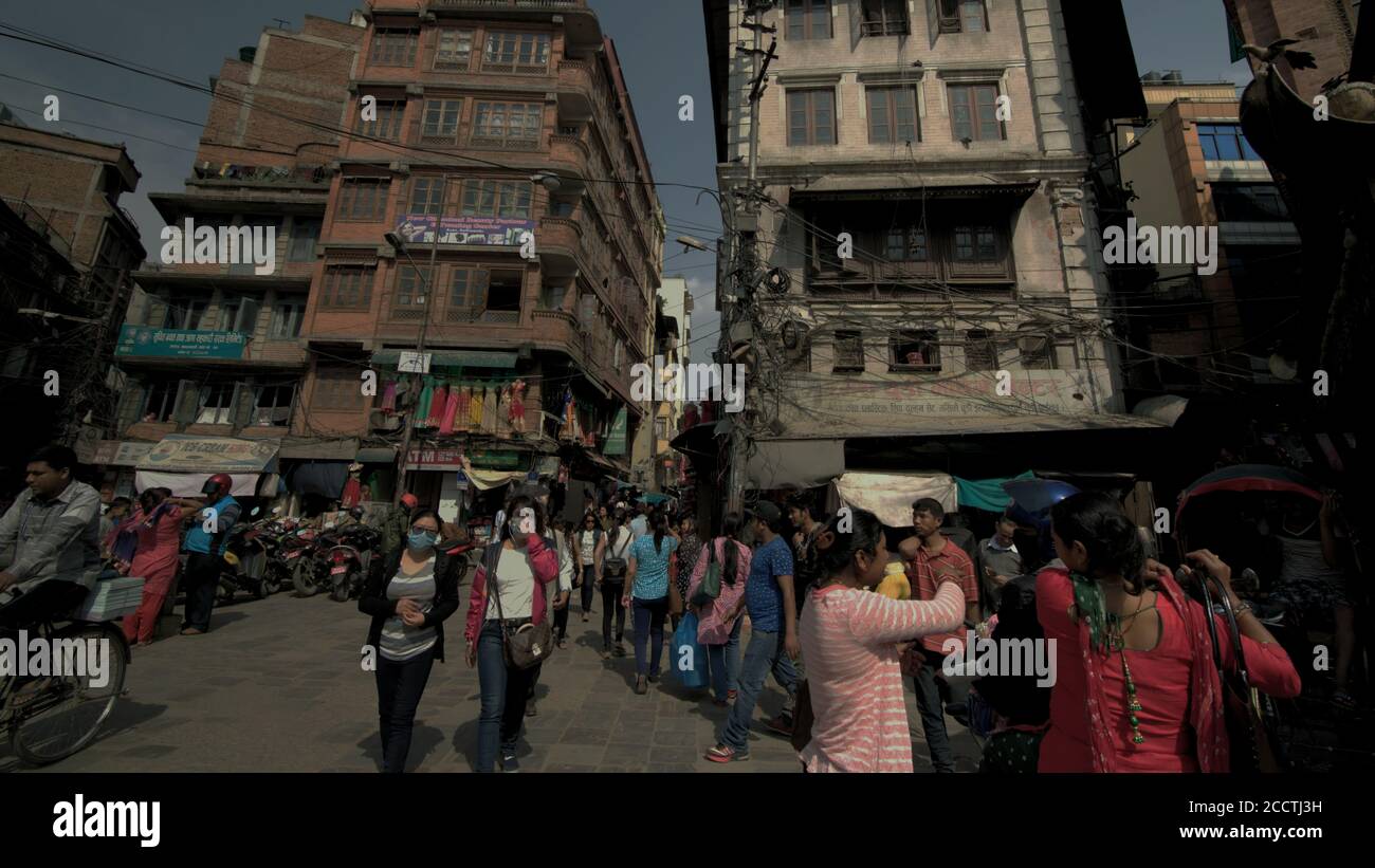 Personnes marchant dans un quartier commerçant à Thamel, Katmandou, Népal. Banque D'Images
