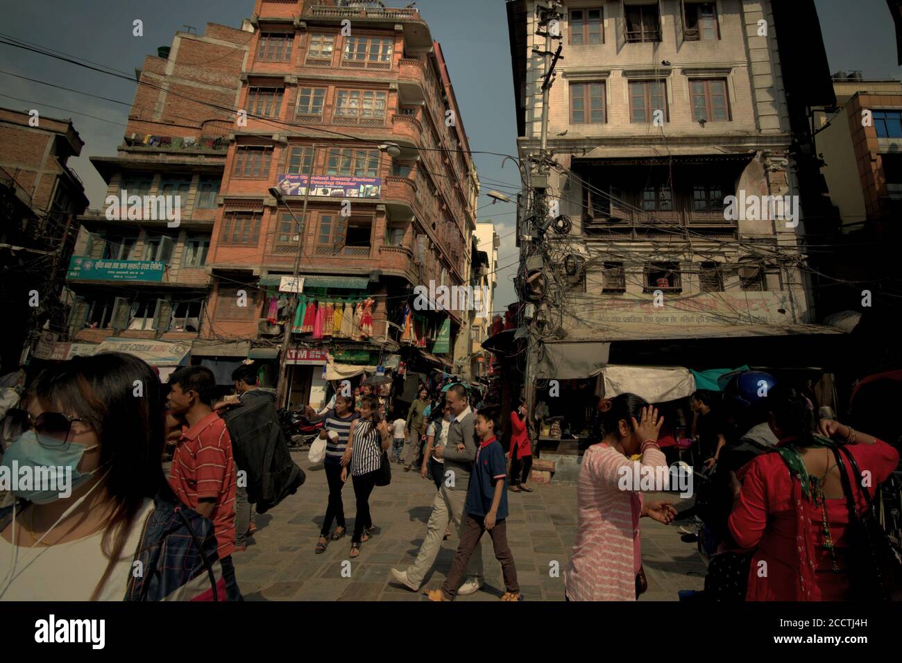 Personnes marchant dans un quartier commerçant à Thamel, Katmandou, Népal. Banque D'Images