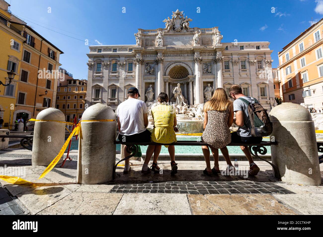 Rome, Italie, le 24 août 2020. Après la réouverture des frontières et avec la période des vacances d'été en plein essor, les touristes sont de retour à la foule de la zone en face de la fontaine de Trevi, mais pas dans les nombres avant que la pandémie de coronavirus ait causé un verrouillage total. Crédit : Stephen Bisgrove/Alay Live News Banque D'Images