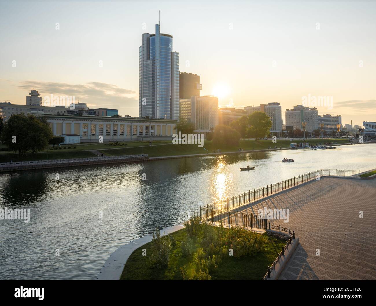 Vue au coucher du soleil sur la rivière Svislach - Minsk, Biélorussie Banque D'Images