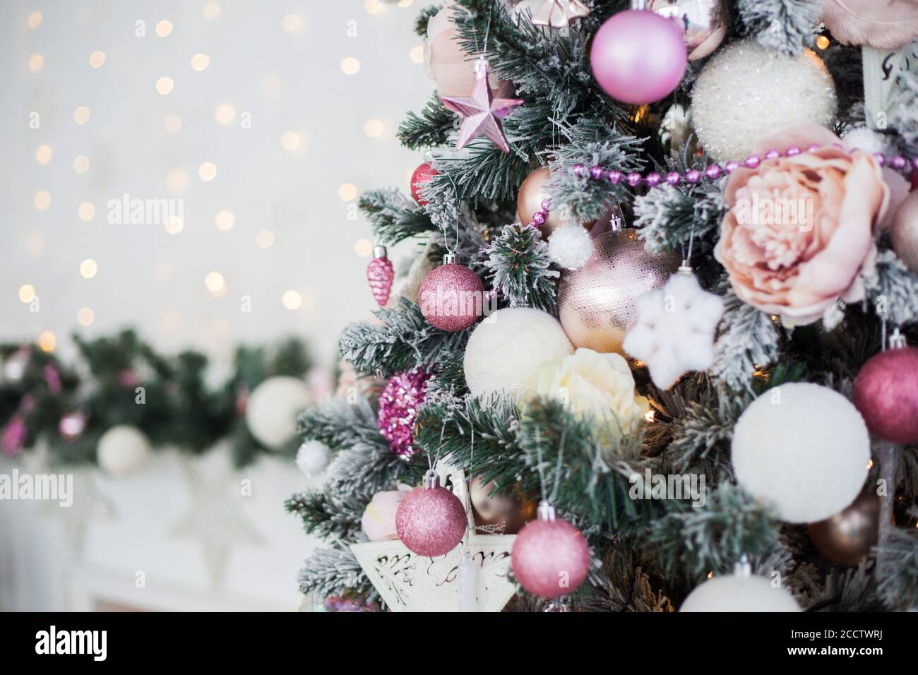 Arbre de Noël vert et blanc avec jouets roses nouvel an décoration cadeaux d'hiver Banque D'Images
