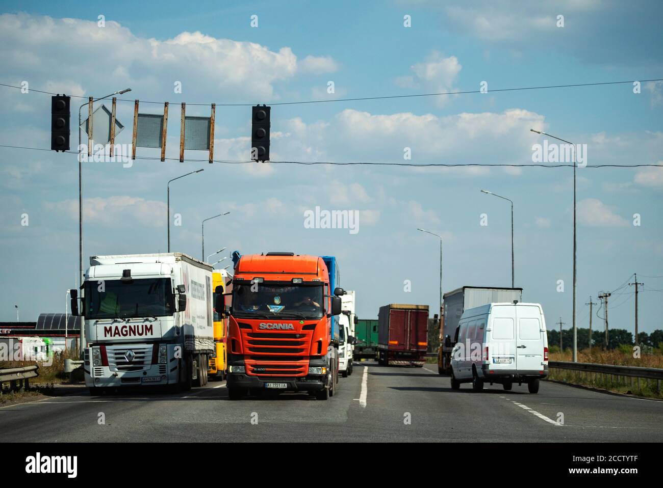 Kiev, Ukraine. 19 août 2020. Les camions Renault Magnum et Scania sont vus sur l'autoroute. Credit: Igor Golovniov/SOPA Images/ZUMA Wire/Alamy Live News Banque D'Images