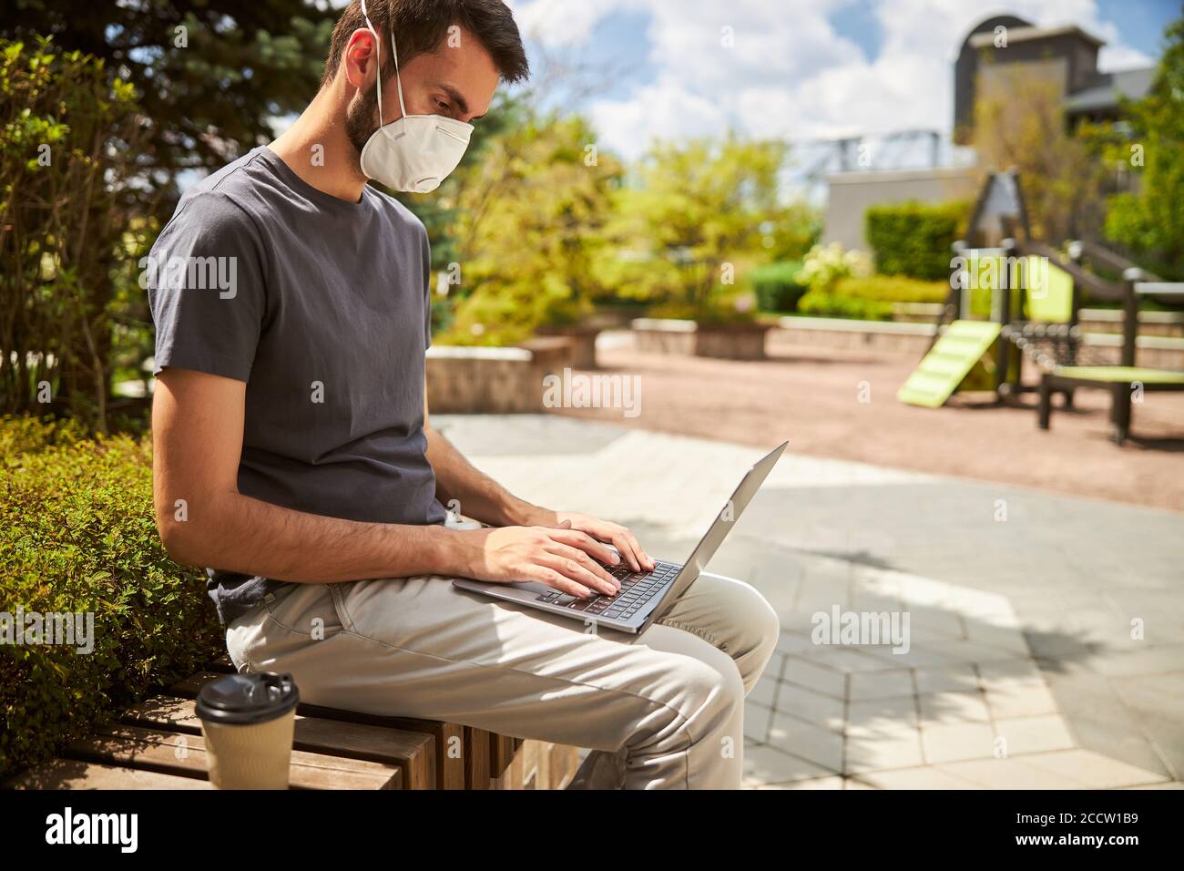 Travailleur indépendant sérieux travaillant sur son ordinateur Banque D'Images