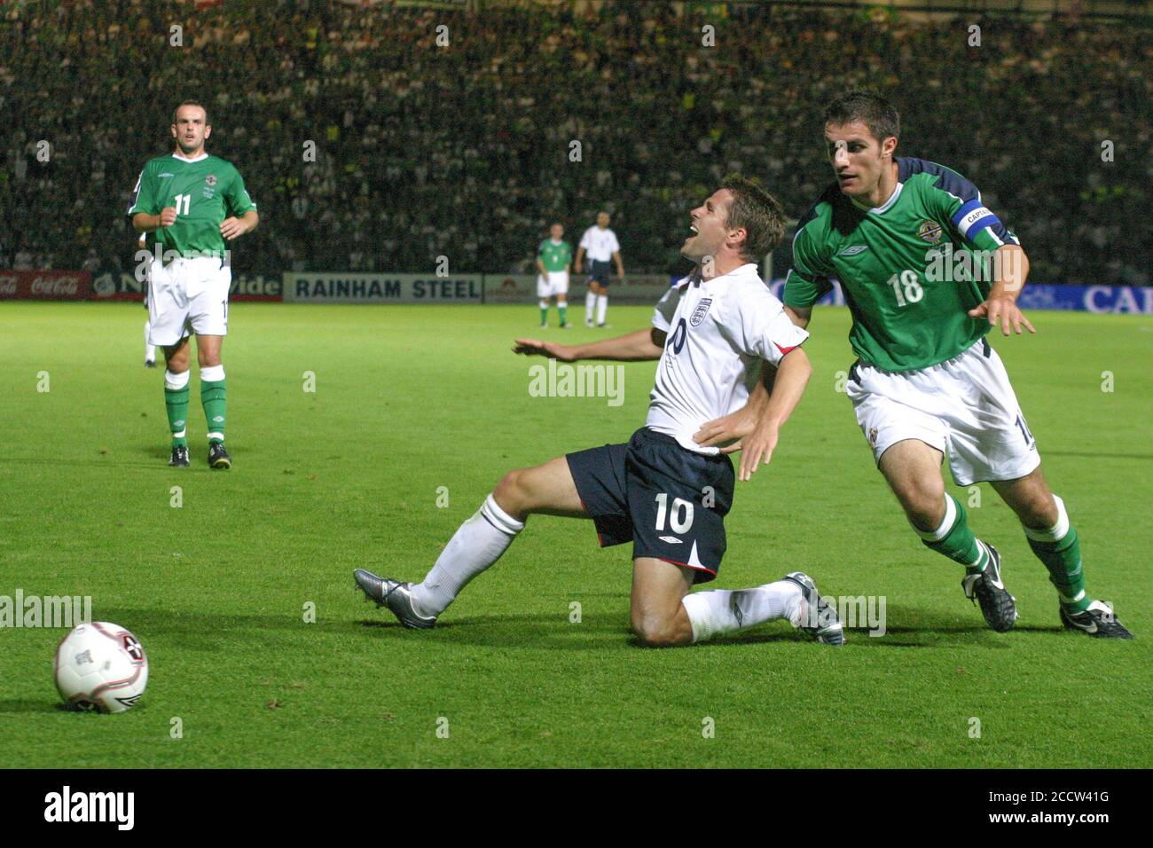 07 septembre 2005. Windsor Park, Belfast, Irlande du Nord. Football international – coupe du monde de la FIFA 2006 Groupe 6 qualificateur, Irlande du Nord 1 Angleterre 0. Michael Owen étant attaqué par Aaron Hughes en jouant pour l'Angleterre contre l'Irlande du Nord à Belfast 2005. Banque D'Images