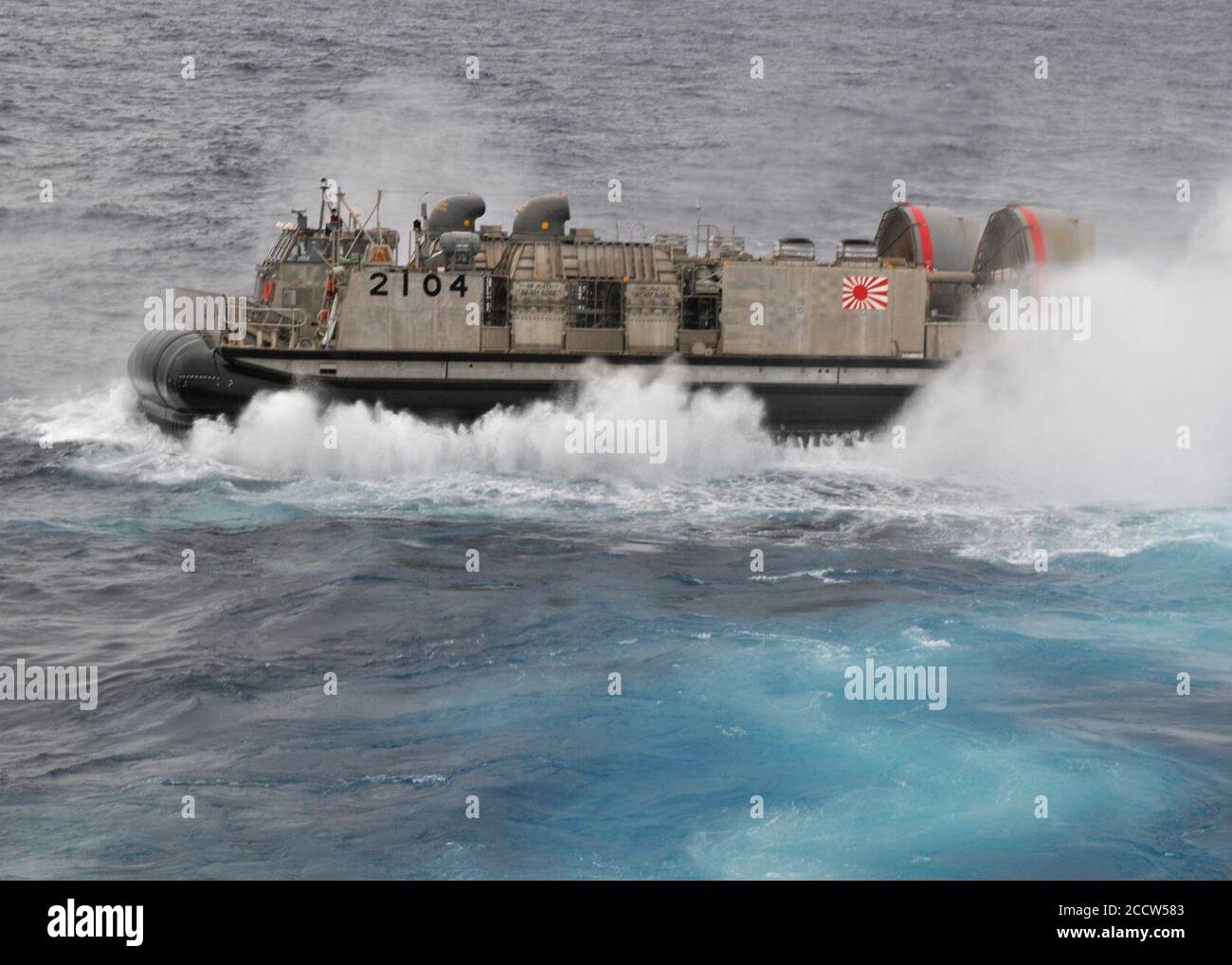 L'embarcation de la Force d'autodéfense maritime japonaise, Air Cushioned (LCAC) 2104 retourne à son navire. Banque D'Images