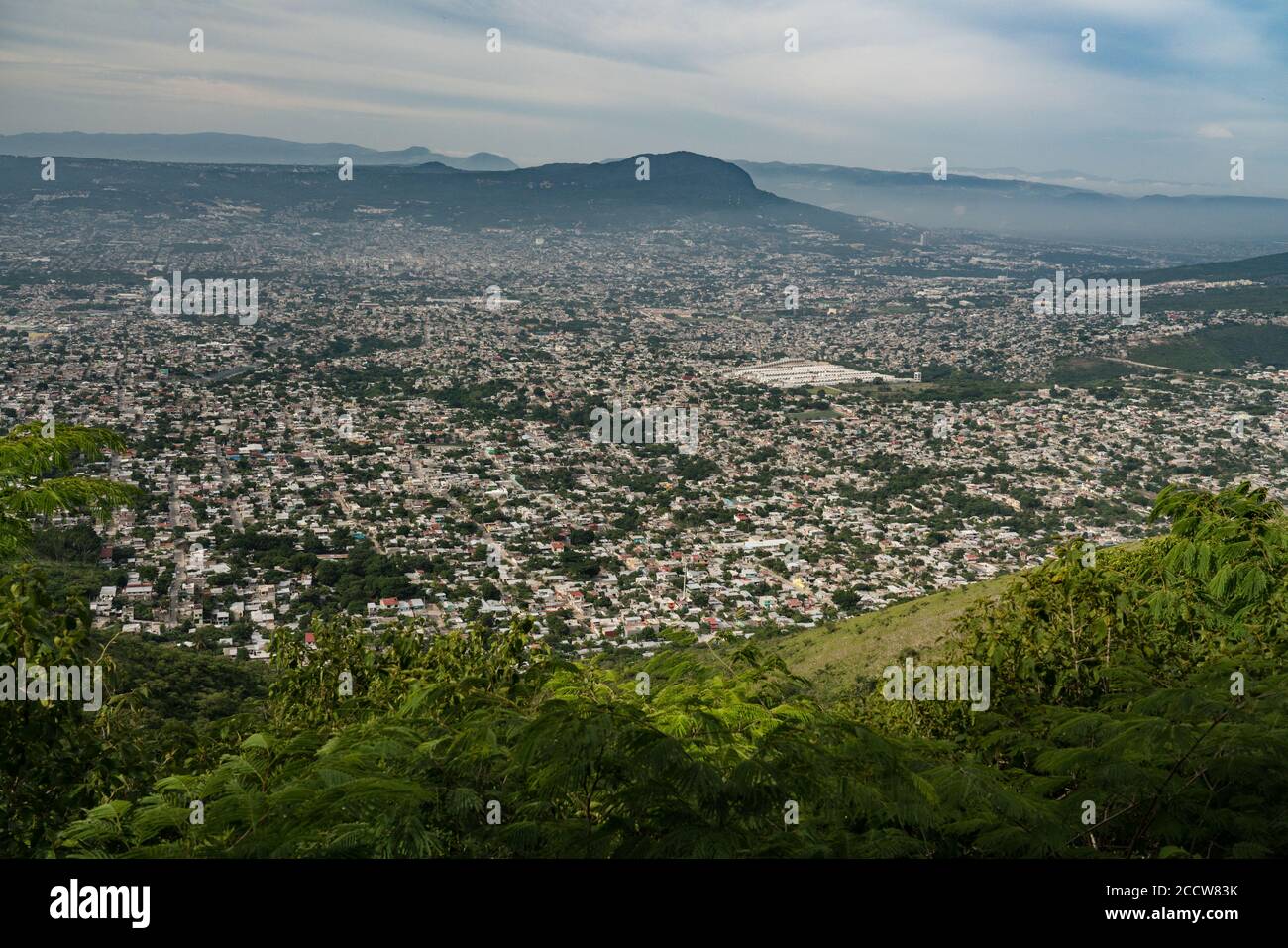 Tôt le matin, vue sur la ville de Tuxtla Gutierrez depuis la route vers le parc national de Sumidero Canyon à Chiapas, Mexique. Banque D'Images