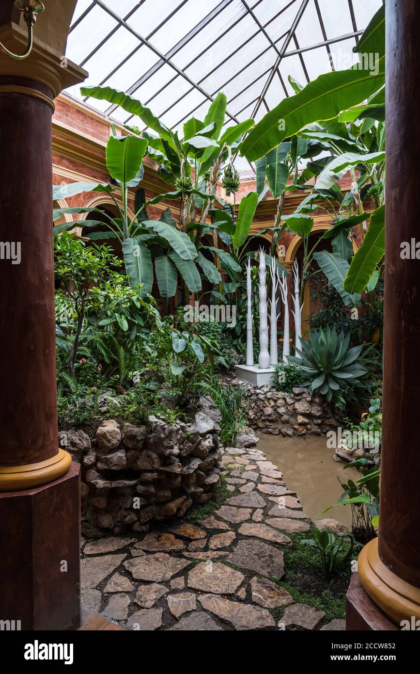 Un atrium de jardin dans le Casa Mexicana Hotel de style colonial à San Cristobal de las Casas, au Mexique. Banque D'Images