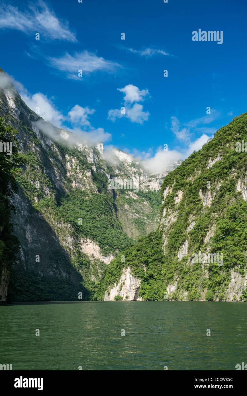 La rivière Grijalva a formé les parois du canyon de Sumidero Canyon National Park, Chiapas, Mexique Banque D'Images