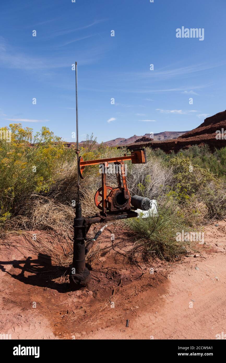 Un puits d'huile peu profond avec un très petit cric à pompe dans le sud-est de l'Utah. Banque D'Images