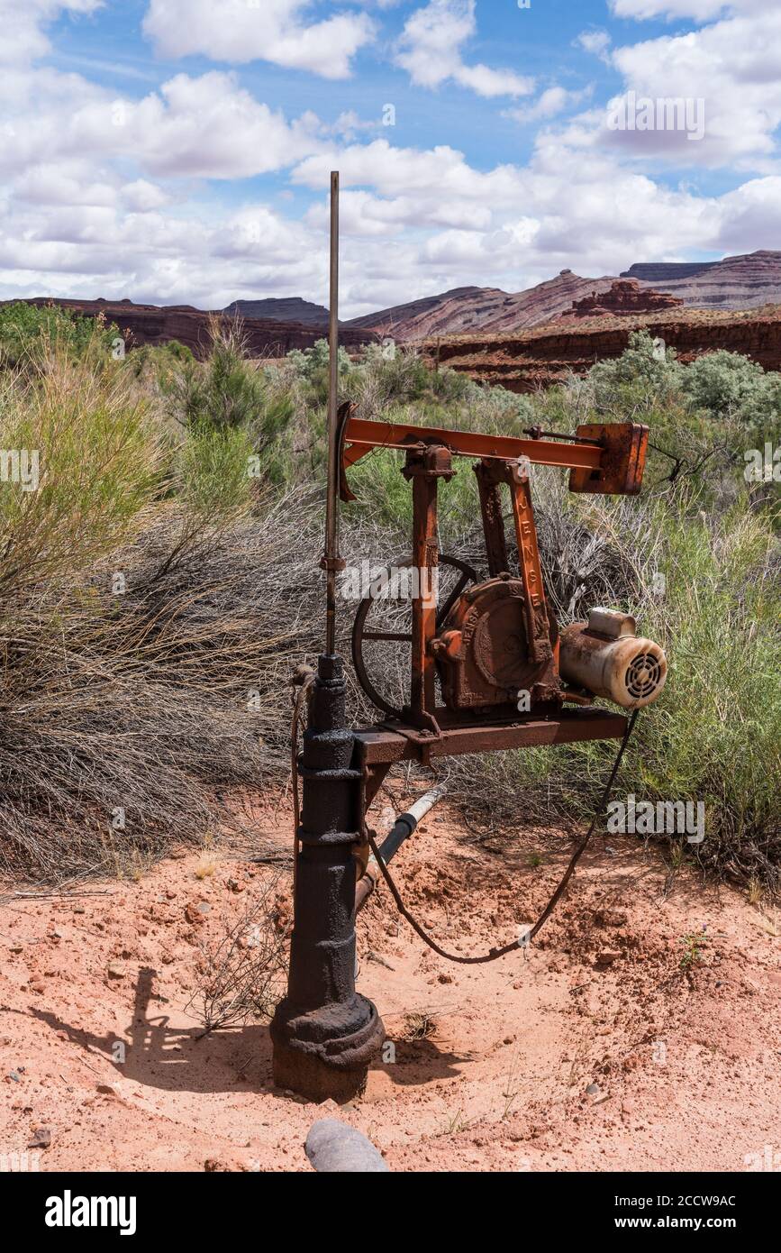 Un puits d'huile peu profond avec un très petit cric à pompe dans le sud-est de l'Utah. Banque D'Images