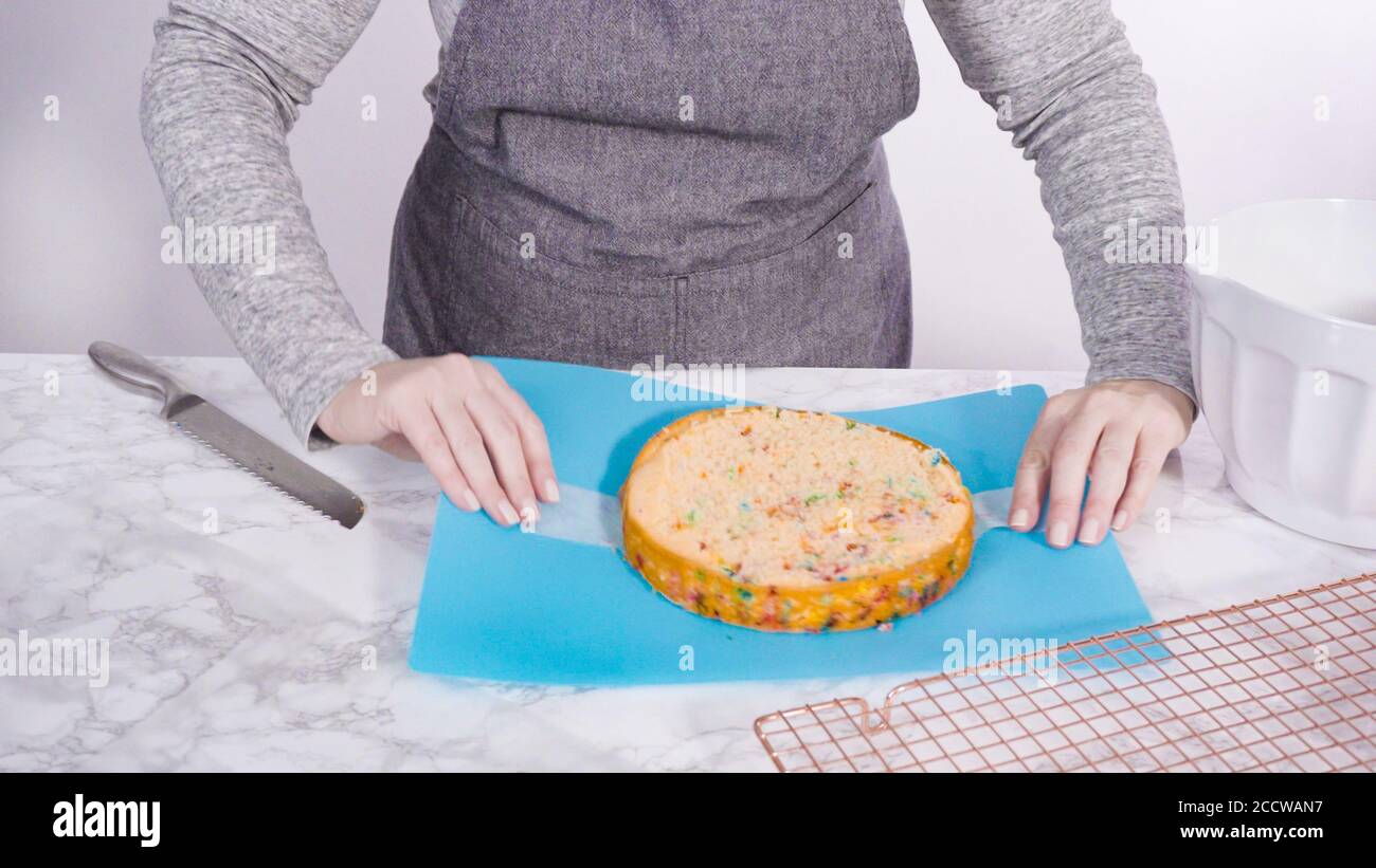 Etape Par Etape Retractable Du Funfetti Gateau En Cellophane Et D Aluminium De Cuisine Pour La Conservation Au Congelateur Photo Stock Alamy