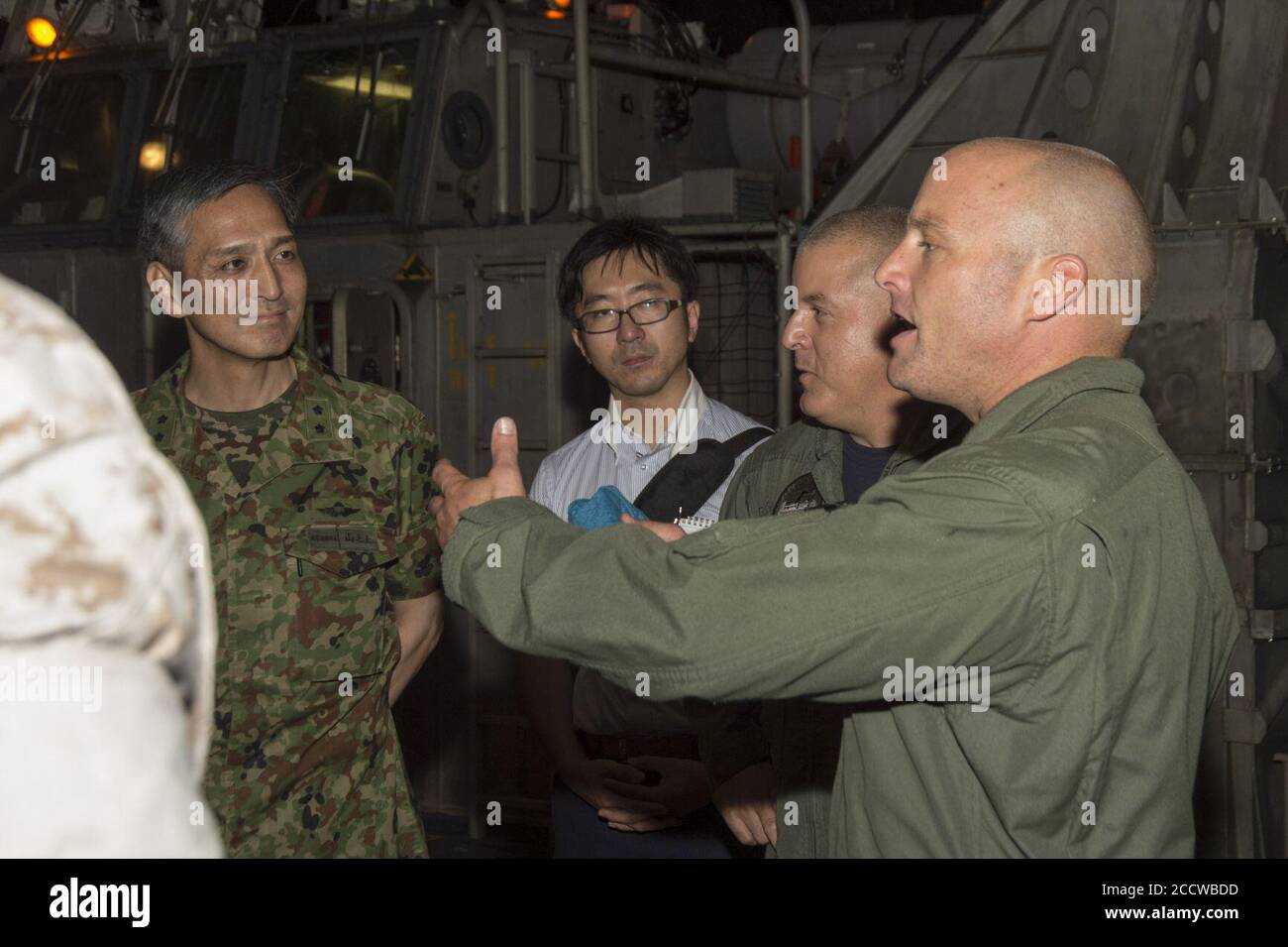 Les dirigeants militaires japonais ont visité l'USS Peleliu pendant la RIMPAC 2014 Banque D'Images
