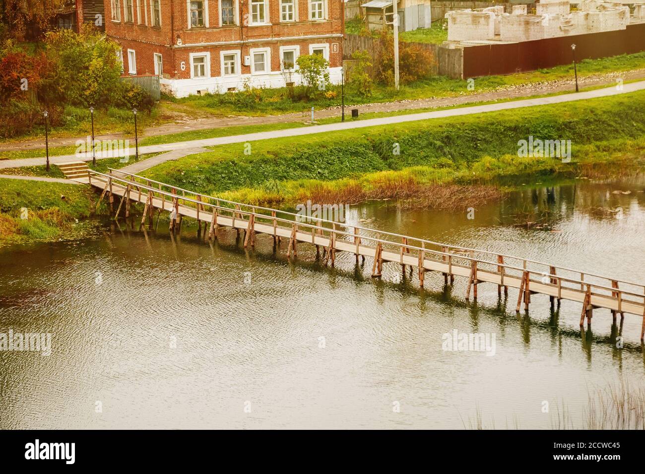 Pont en bois au-dessus de la rivière, vue aérienne Banque D'Images