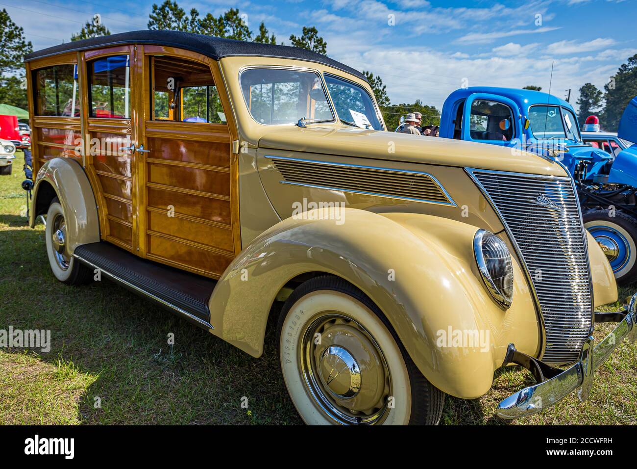 Savannah, GA / USA - 21 avril 2018: 1937 Ford Woody Station Wagon à un salon de voiture à Savannah, Géorgie. Banque D'Images