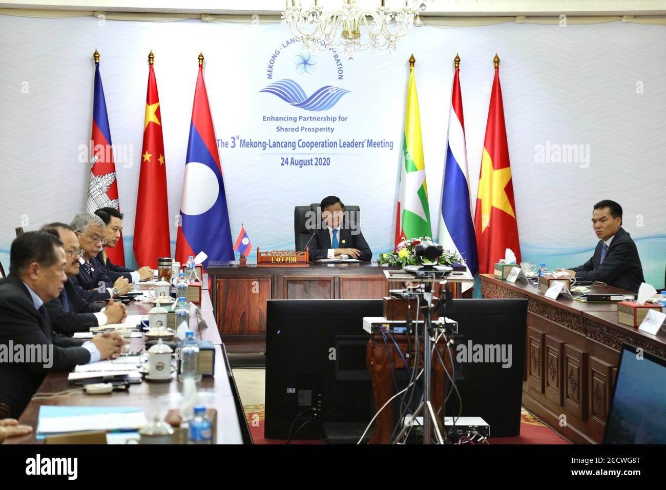 (200825) -- VIENTIANE, 25 août 2020 (Xinhua) -- le Premier ministre lao, Thongloun Sisoulith (2e, R), prend la parole lors de la troisième réunion des dirigeants de la coopération Lancang-Mékong (LMC) par liaison vidéo à Vientiane, Laos, le 24 août 2020. La troisième réunion des dirigeants du LMC a eu lieu lundi par liaison vidéo. La réunion, sous le thème "renforcer le partenariat pour une prospérité partagée", a été co-présidée par le Premier ministre chinois Li Keqiang et le Premier ministre du Laos Thongloun Sisoulith, le Coprésident du LMC, et a réuni le Premier ministre cambodgien Hun Sen, le Président U Win Myint du Myanmar, le Premier ministre thaïlandais Prayut Chan-o-cha Banque D'Images