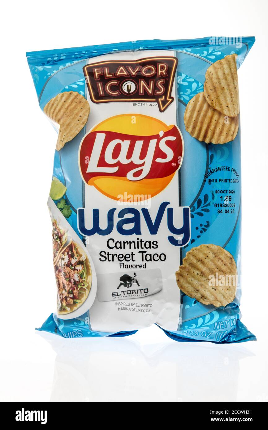 Winneconne , WI - 20 août 2020: Un paquet de saveurs icônes Wavy carnitos rue tacos inspiré par El Torito cuisine mexicaine chips sur un isolé Banque D'Images