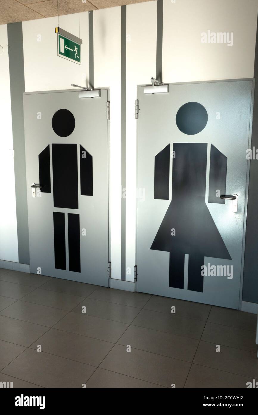 Les toilettes polonaises pour hommes et femmes sont désignées par des silhouettes grandeur nature. Varsovie Pologne Banque D'Images