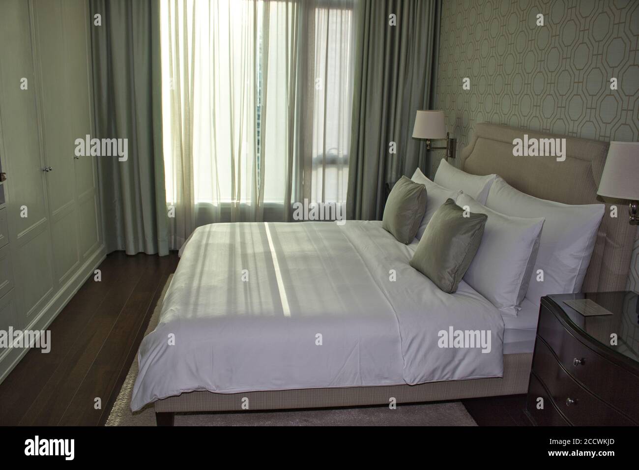 Un lit de chambre d'hôtel joliment préparé dans un style oriental. Banque D'Images