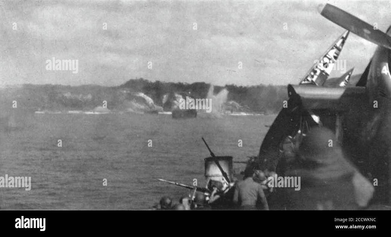 Le kamikaze japonais s'écrase près de LST-735 au large de Kerama Retto, le 2 avril 1945. Banque D'Images