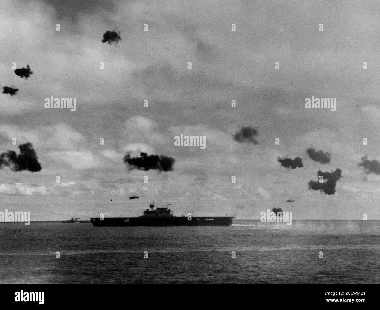 Les bombardiers de torpilles japonais survolent l'USS Yorktown (CV-5) le 4 juin 1942. Banque D'Images