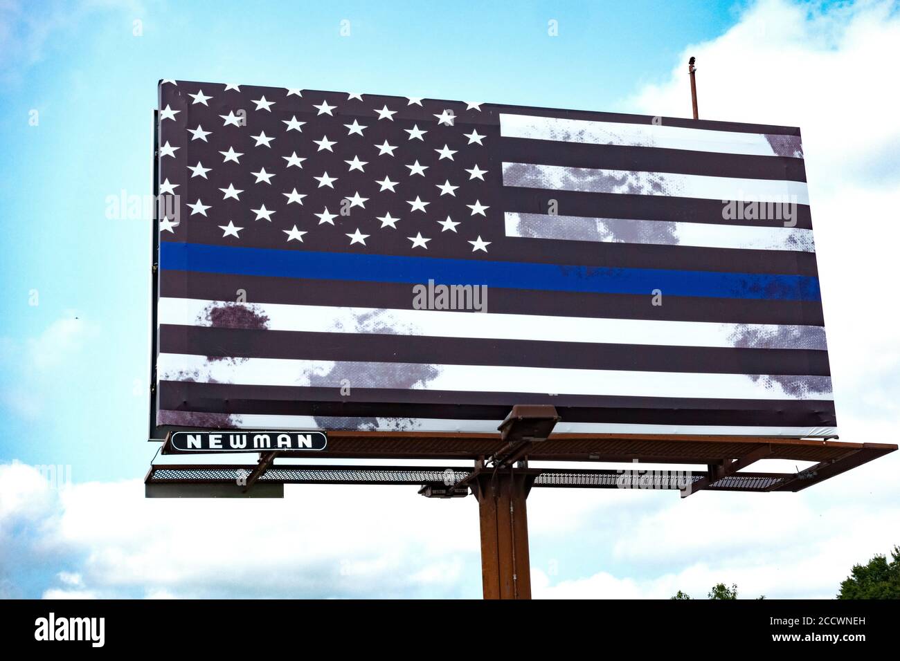 Panneau d'affichage avec le drapeau américain Blue Line en noir et blanc avec une bande bleue et des taches grises. Fergus Falls Minnesota MN États-Unis Banque D'Images