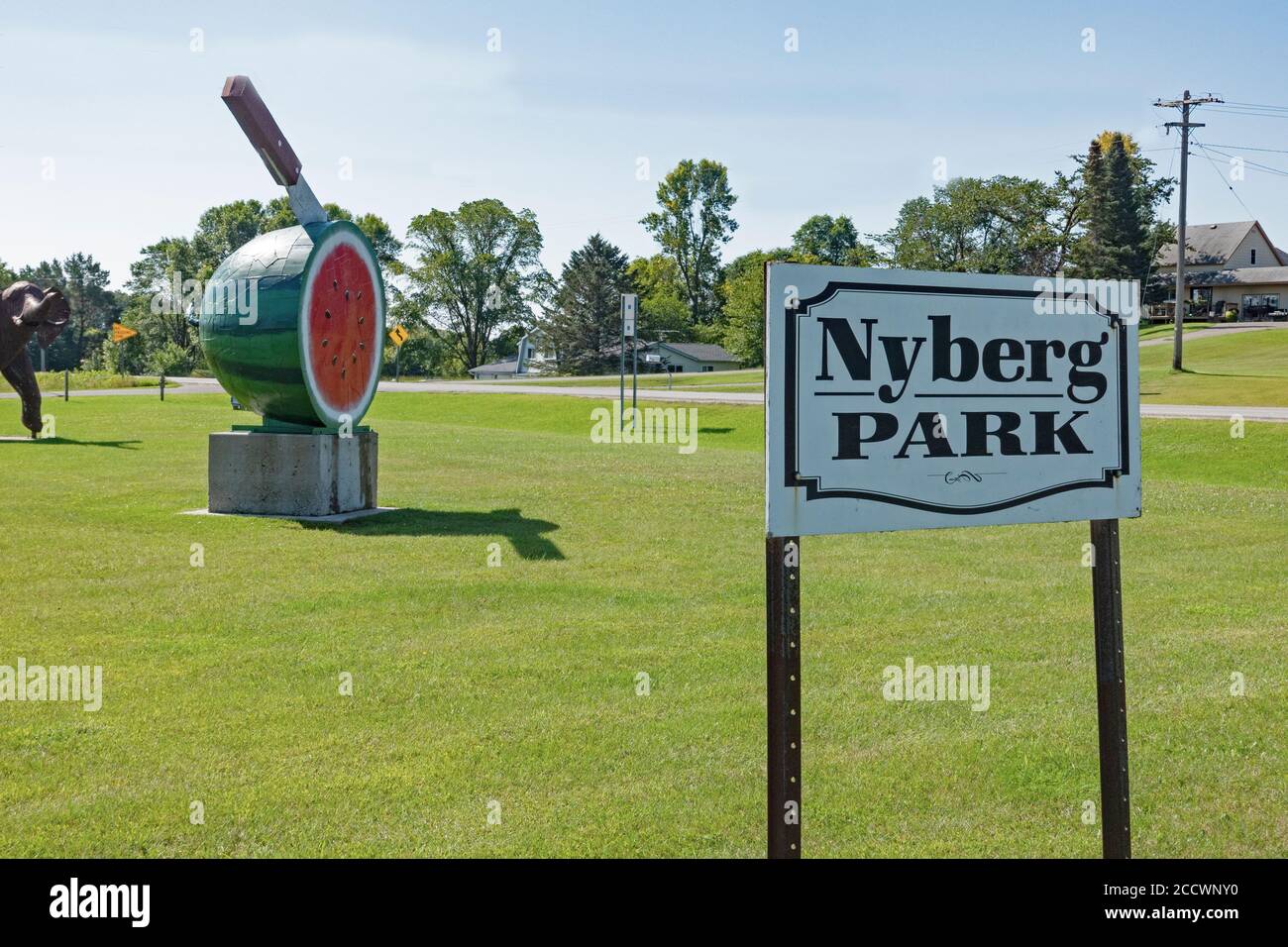 Nyberg Sculpture Park avec la sculpture d'une pastèque étant coupée en tranches par l'artiste Ken Nyberg. Vining Minnesota MN États-Unis Banque D'Images