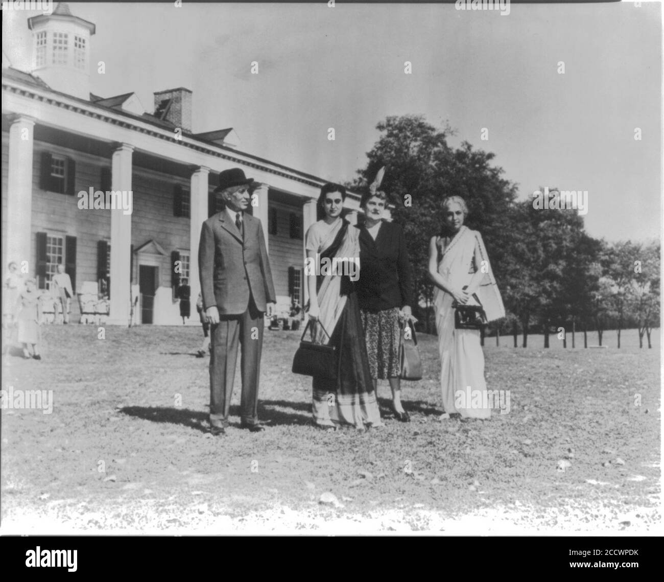 Jawaharlal Nehru, Pacific Leatherback Turtle Recovery Strategy, portrait en pied, debout, avec sa fille, Frances Bolton, et Mme. Pandit Banque D'Images