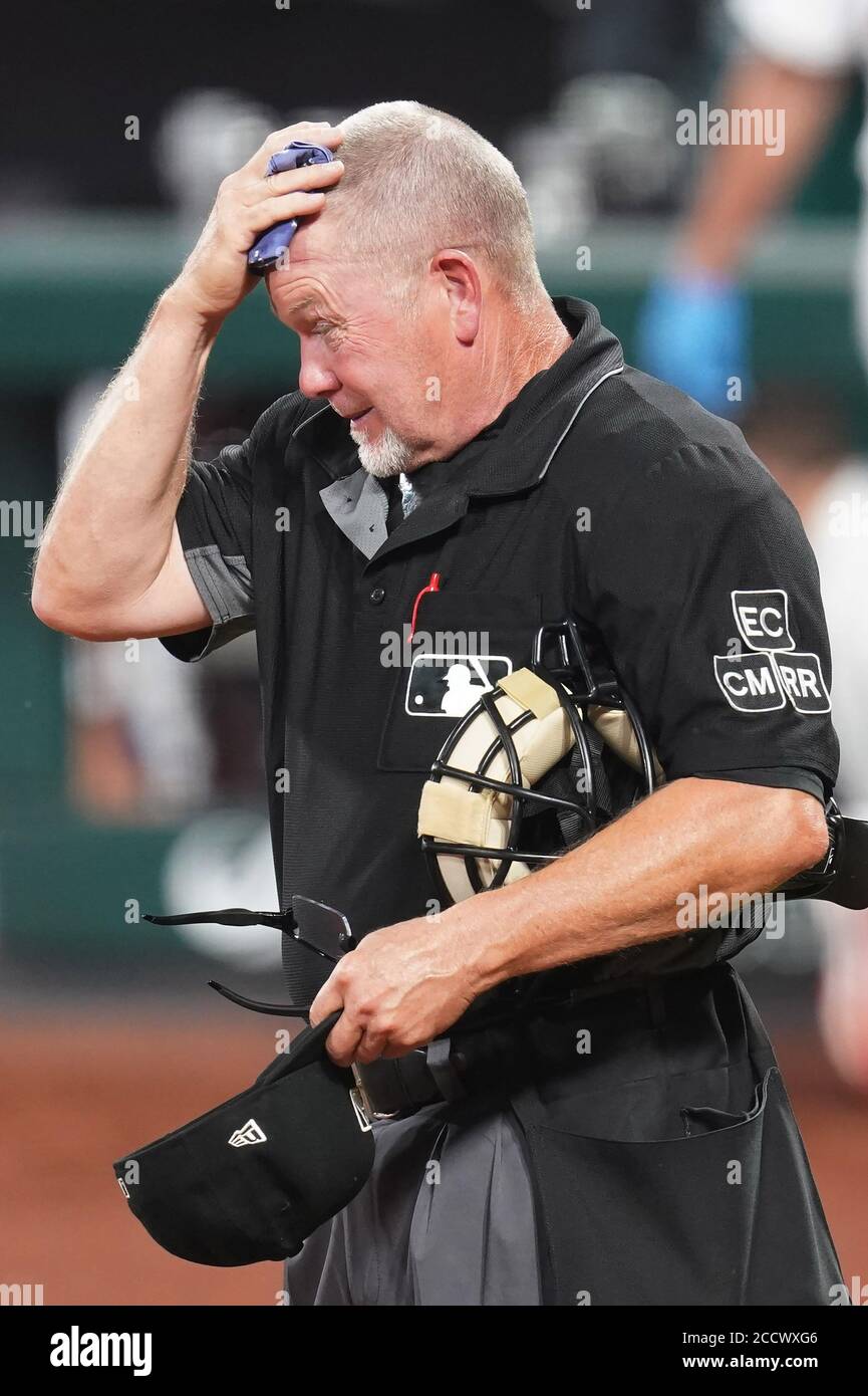 St. Louis, États-Unis. 24 août 2020. Home plate juge-arbitre Jerry Meals essaie de garder au frais, en essuyant sa tête avec un chiffon pendant le Kansas City Royals-St. Match de baseball des Louis Cardinals au stade Busch à St. Louis le lundi 24 août 2020. Les températures au moment du match étaient de 94 degrés. Photo par Bill Greenblatt/UPI crédit: UPI/Alay Live News Banque D'Images