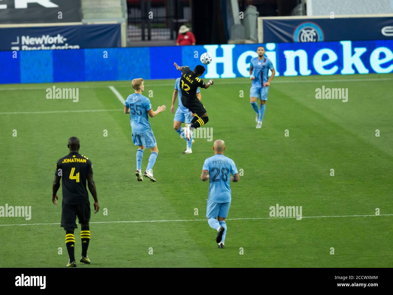 Harrison, États-Unis. 24 août 2020. Luis Diaz (12) de Columbus Crew SC contrôle le ballon d'air pendant le match de la saison régulière de la MLS contre le NYCFC à Red Bull Arena à Harrison, NJ, le 24 août 2020. Le jeu a été joué sans fans en raison de la prévention pandémique COVID-19. NYCFC a gagné 1 - 0. (Photo de Lev Radin/Sipa USA) crédit: SIPA USA/Alay Live News Banque D'Images