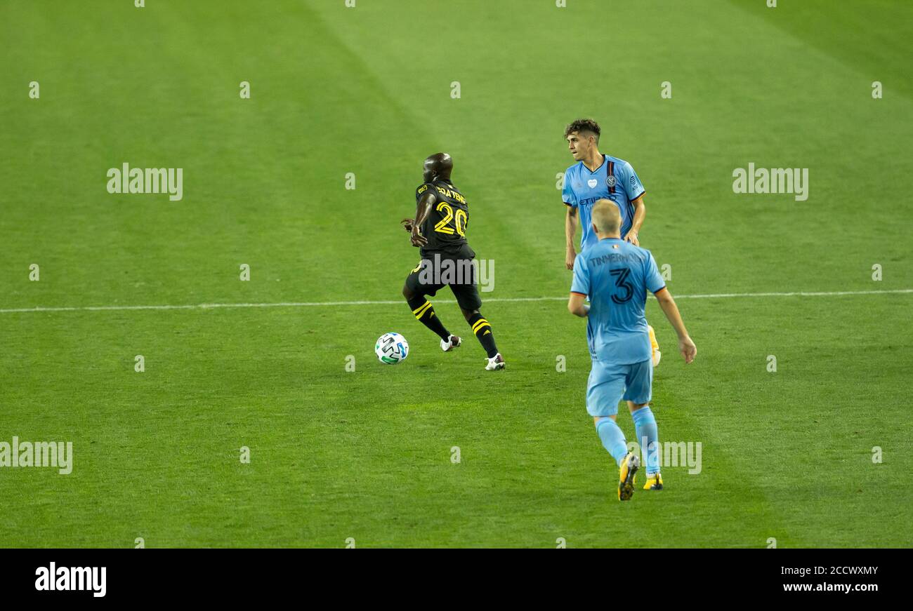 Harrison, États-Unis. 24 août 2020. Emmanuel Boateng (20) de Columbus Crew SC contrôle le ballon pendant le match de la saison régulière de la MLS contre le NYCFC à Red Bull Arena à Harrison, NJ, le 24 août 2020. Le jeu a été joué sans fans en raison de la prévention pandémique COVID-19. NYCFC a gagné 1 - 0. (Photo de Lev Radin/Sipa USA) crédit: SIPA USA/Alay Live News Banque D'Images