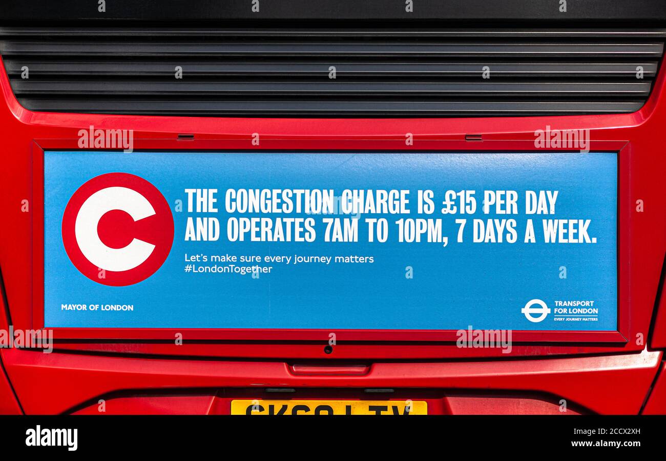 Un panneau à l'arrière d'un bus TFL annonce le nouveau péage de congestion et les heures, Londres, Angleterre, Royaume-Uni. Banque D'Images