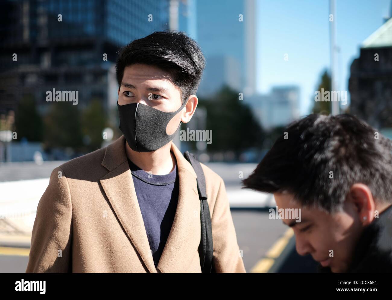 Jeune homme asiatique porter un masque de protection et à la recherche l'endroit où voyager Banque D'Images