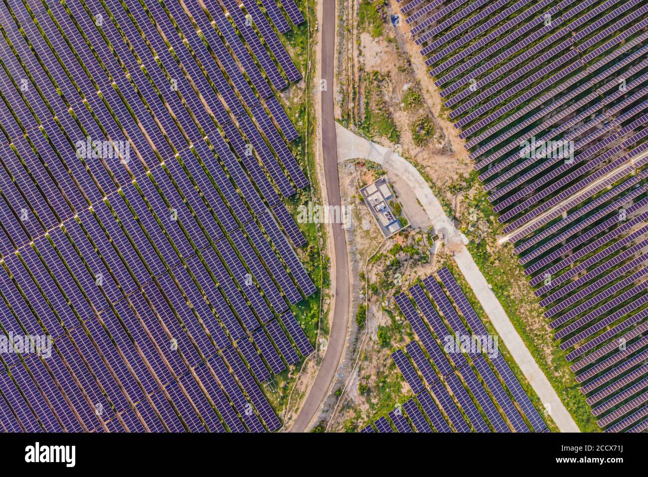 Vue aérienne du panneau solaire dans la ferme solaire pour énergie verte Banque D'Images