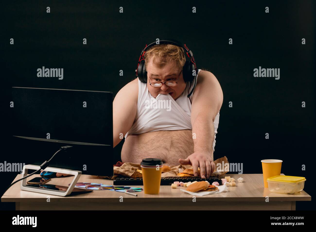 Humour, concepts de plaisanterie.drôle d'homme en colère ayant quelques problèmes d'ordinateur.gros plan photo. Frucstartion concept Banque D'Images
