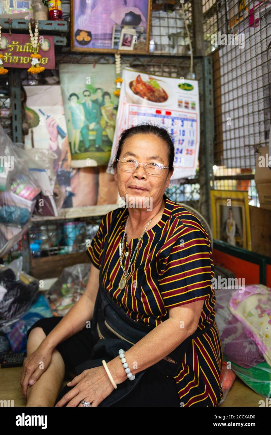 Portrait de la femme thaïlandaise au marché Khlong Toei, Bangkok Banque D'Images