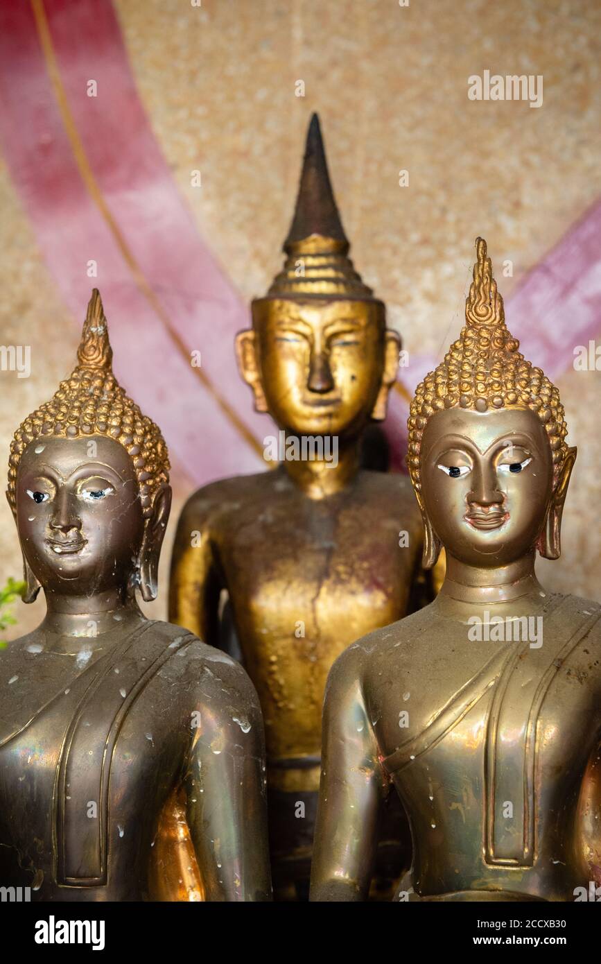 Statues d'or dans un temple chinois dans le quartier de Thon Buri De Bangkok Banque D'Images