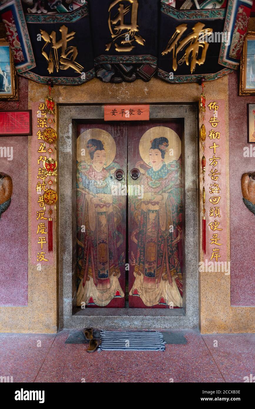 Porte en bois lourde d'un temple chinois à Thon Buri Quartier de Bangkok Banque D'Images