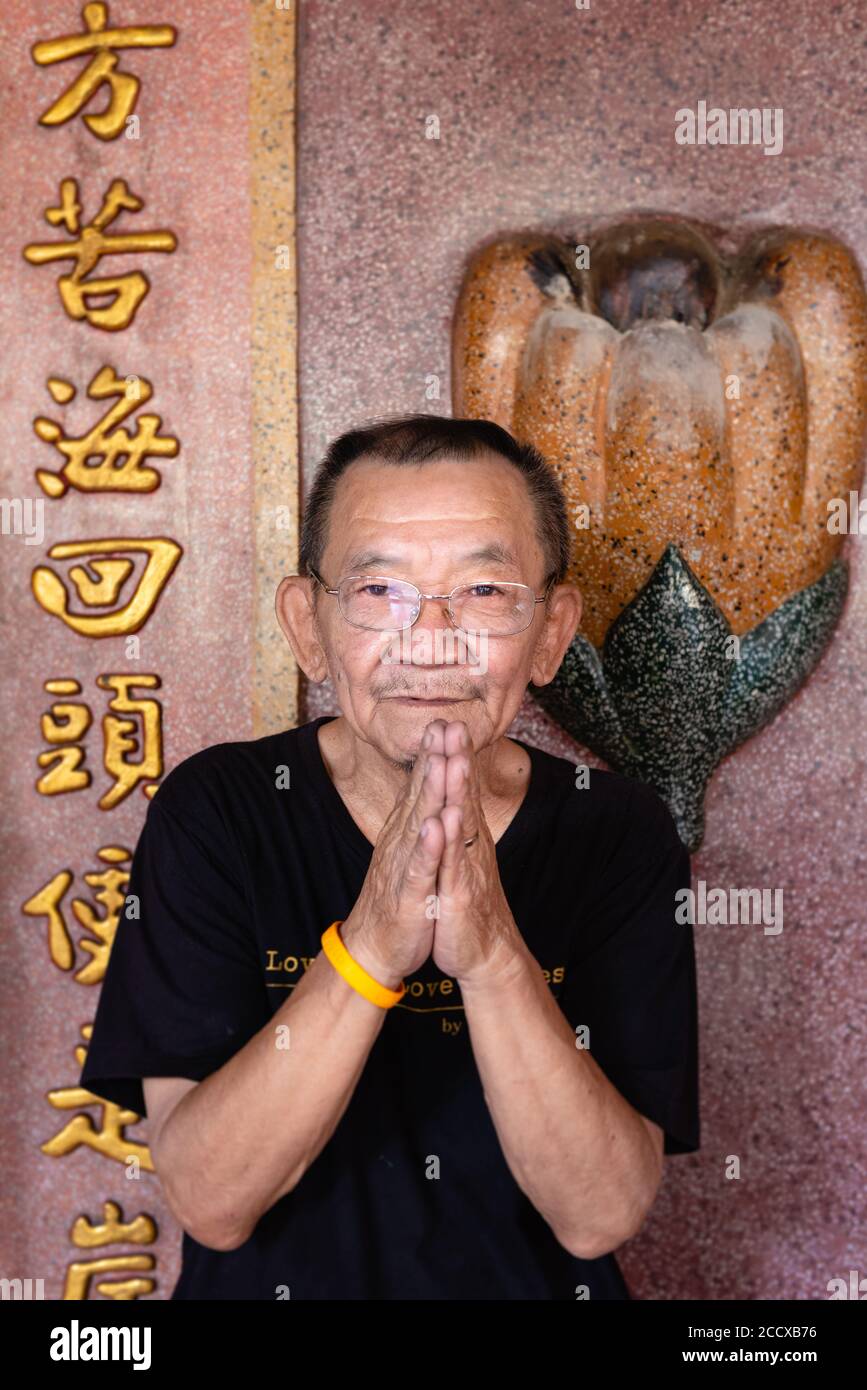 Portrait d'un homme thaïlandais âgé au temple chinois de Thon Quartier Buri de Bangkok Banque D'Images